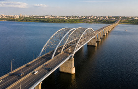 Движение по Императорскому мосту в Ульяновске в...