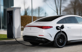 Mercedes CLA заряжается до 75% за 25 минут в ре...