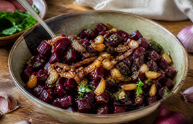 Салат из свёклы с луком и чесноком: вкусный рец...