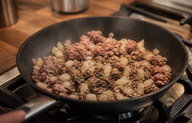 Макароны по-флотски: лук или фарш первым