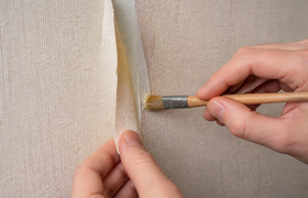 Как подклеить разошедшиеся швы на обоях: 2 прос...