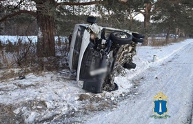 Автобус опрокинулся после столкновения на трасс...