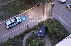 Неадекватный водитель в Ульяновске протаранил с...