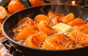 Мандарины отправляю на сковороду с кусочком сли...