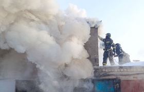 Гараж на Московском шоссе в Ульяновске охватил ...