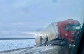 В Ульяновской области на скользкой дороге фура ...